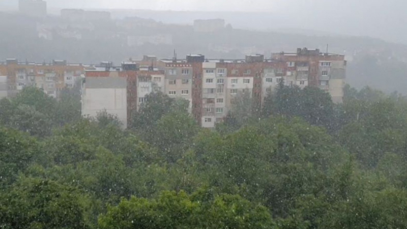 Мощна буря удари тази част на България: Прилича на снеговалеж, но е градушка! ВИДЕО