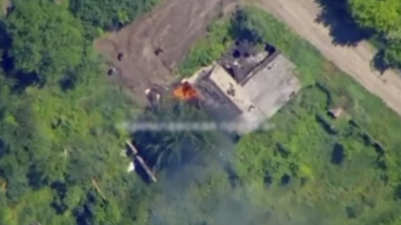 ВИДЕО от войната: Руските агресори се похвалиха с унищожаването на украински бутафорен танк, но има един нюанс
