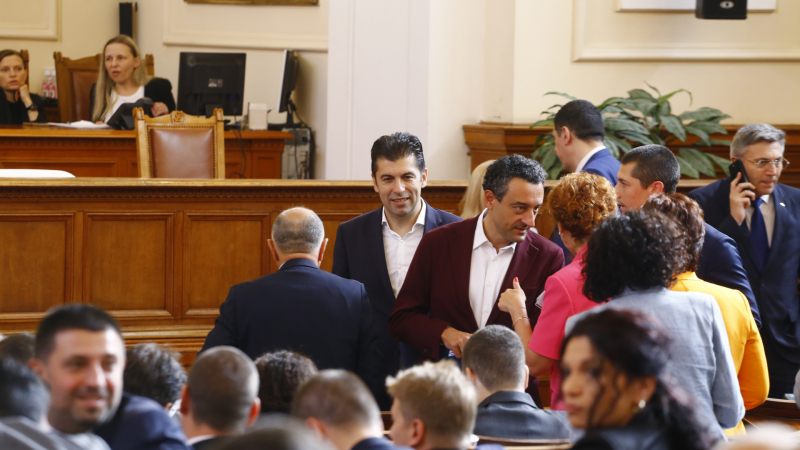 След 3 часа скандали: Депутатите гласуваха комисията за исканите имунитети на Борисов, Петков и Александров