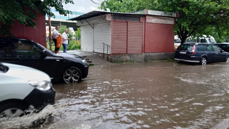 Улици в София се превърнаха в реки СНИМКИ