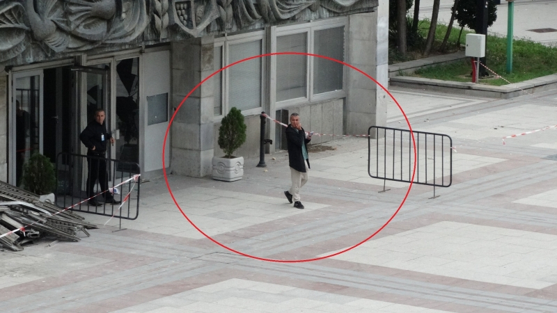 Мъж вилня в центъра на Видин, потроши общината! СНИМКИ