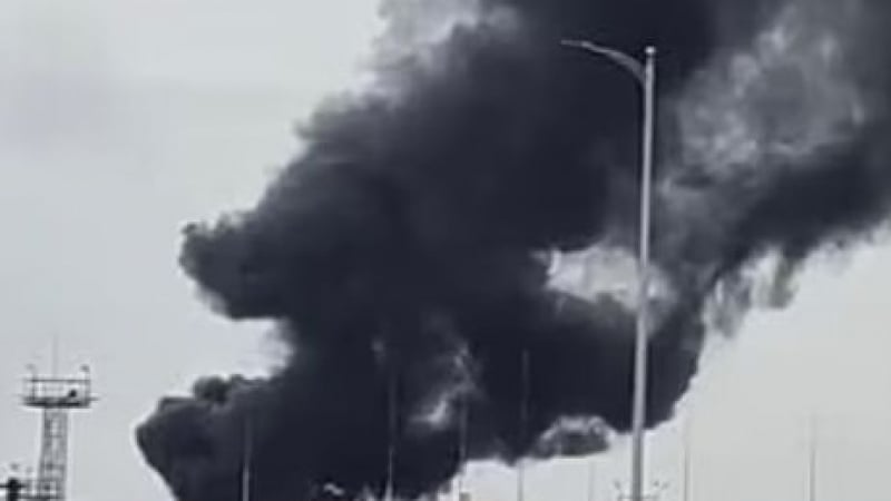 Мощна експлозия на петролна рафинерия в Черно море близо до имението на Путин ВИДЕО