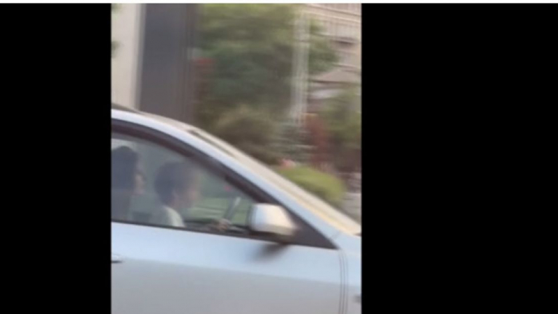 Потресаващо: Дете кара кола през кръстовището на Сточна гара в София ВИДЕО