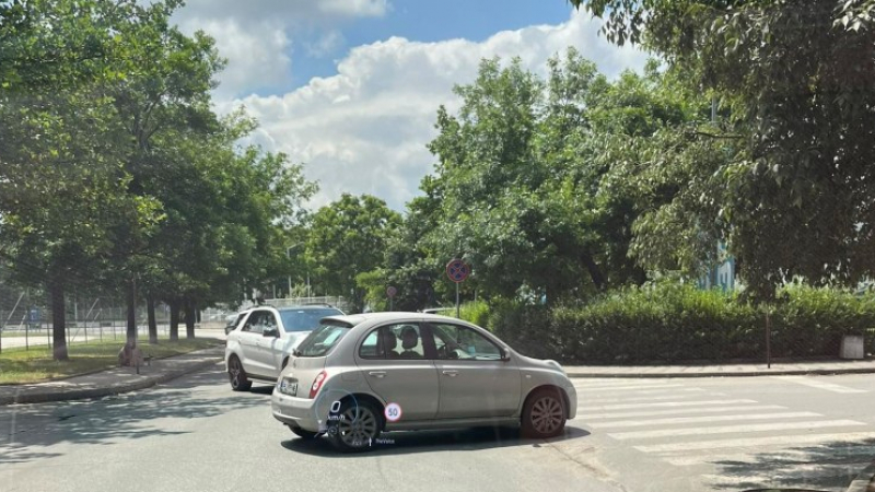 Пловдивчани гледат и се маят: Какво се е случило с шофьора на този "Нисан" СНИМКИ 
