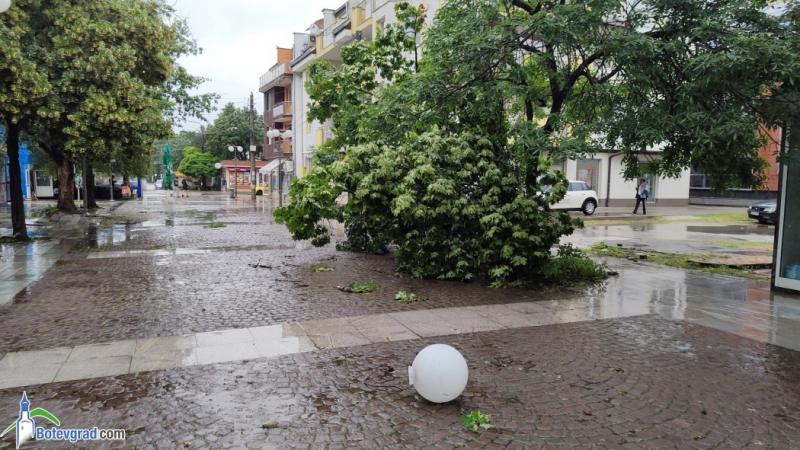 В Ботевград е като след война, ето какво причини стихията СНИМКИ