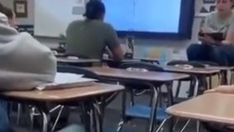 Учителка остана без работа след урок за анален секс, вибратори и G-точки