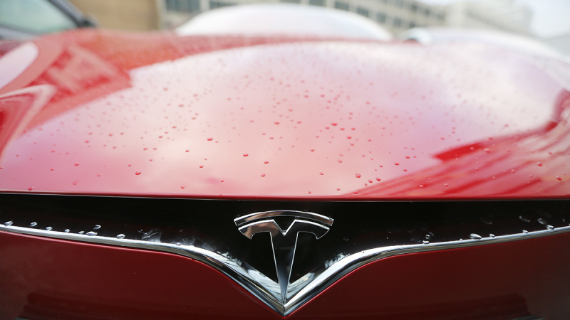 Истината лъсна: Шофьор удари своята Tesla, ето колко му излезе ремонта ВИДЕО 