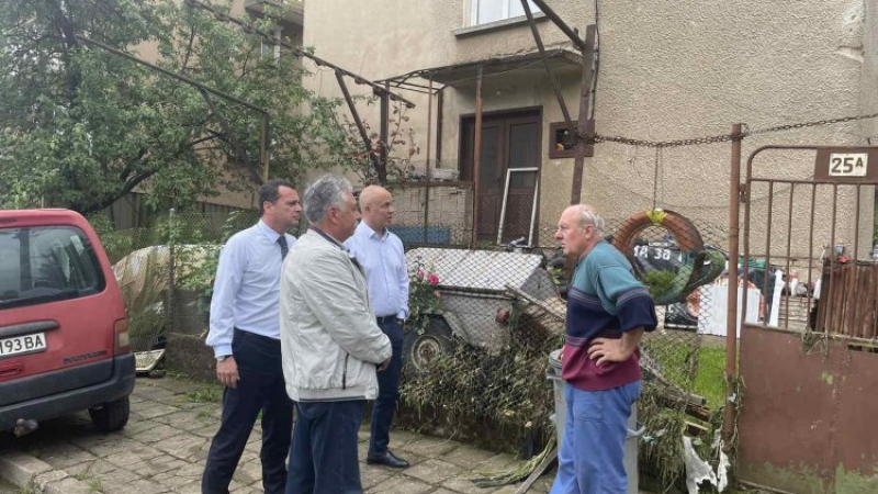 Депутатите на БСП Свиленски и Ченчев на място при пострадалите хора в Берковица