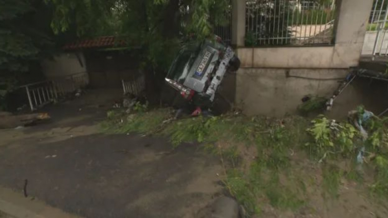 Пълен шок! Заради пороя кола се заби в дърво до къща кв. "Симеоново" в София СНИМКИ