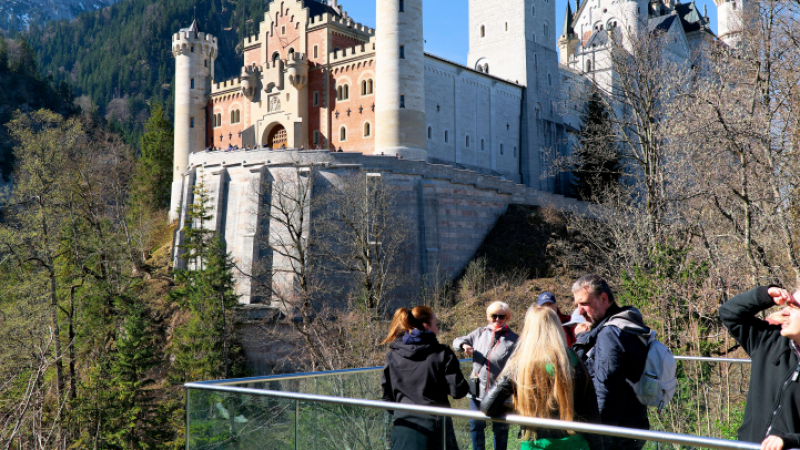 Разгонен американец погна две туристки и извърши немислимото в най-прочутия германски замък 