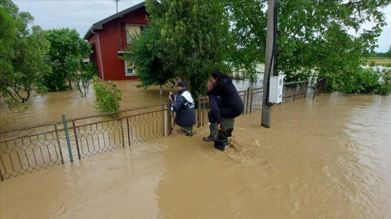Потоп и при съседите! Десетки градове в Сърбия под вода 