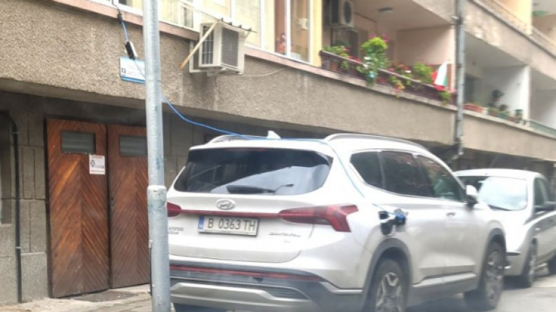 Пловдивчанин гледа и не вярва на очите си какво стърчи от този балкон на метри от полицията СНИМКА
