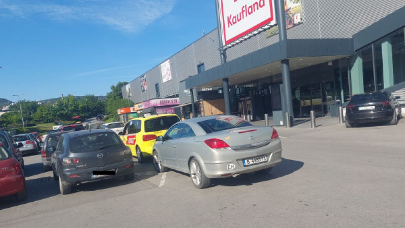 Мъж направи тези СНИМКИ на паркинг на Кауфланд във Варна и шашна с предложение 