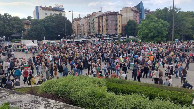 Столичани излязоха на мощен протест срещу изпращането на българско оръжие за Киев ВИДЕО