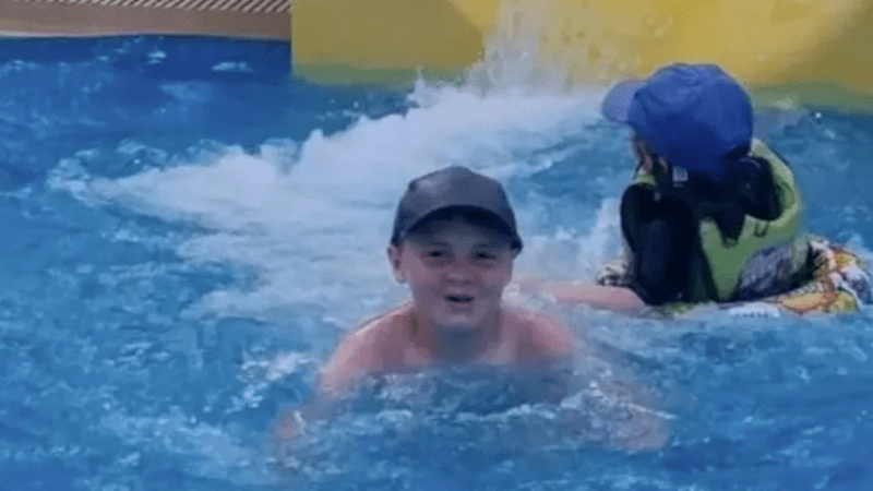 Герой: 10-годишно момченце и баща му видяха безжизненото тяло на дете в басейн и направиха нещо невероятно!