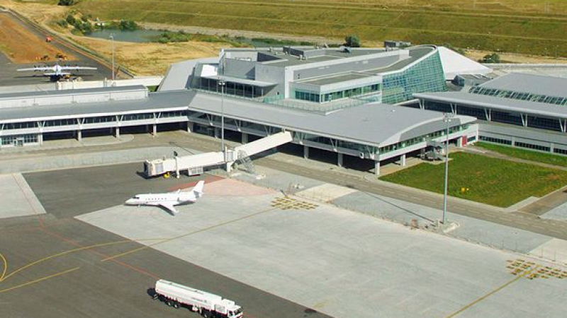 Кошмарен инцидент със самолет на столичното летище, затвориха пистата 