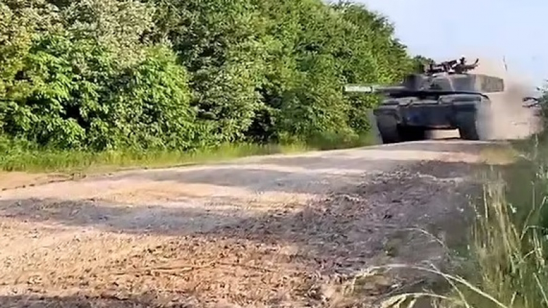 Британски танкове Challenger 2 се появиха на фронта в Украйна, контраофанзивата на Киев бе спряна от... ВИДЕО