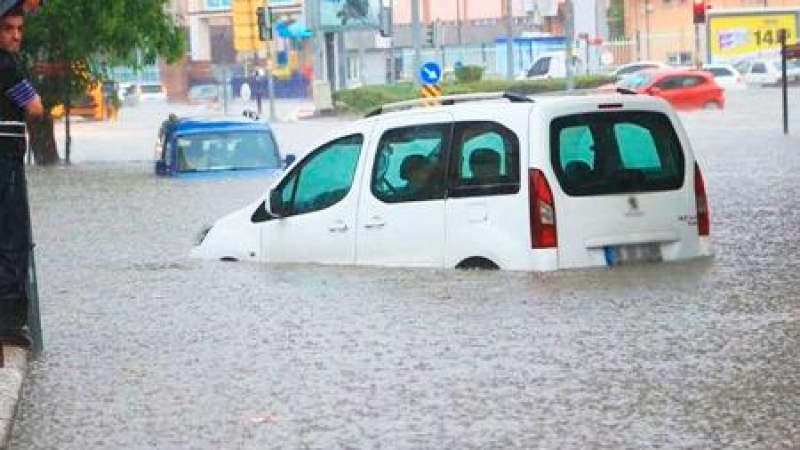 Страшен потоп в Анкара, градът е под вода ВИДЕО