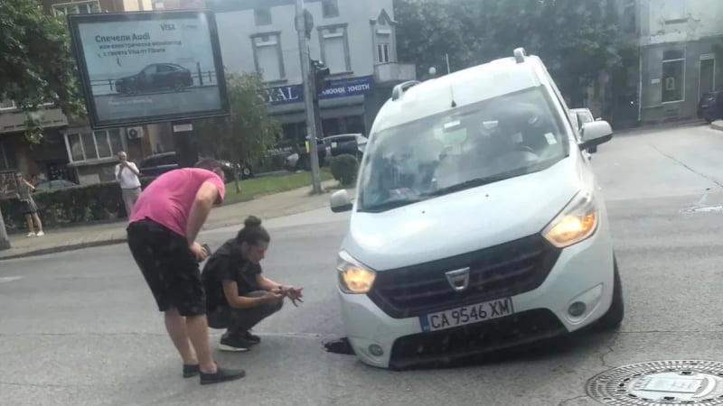 Дупка налапа кола в Пловдив