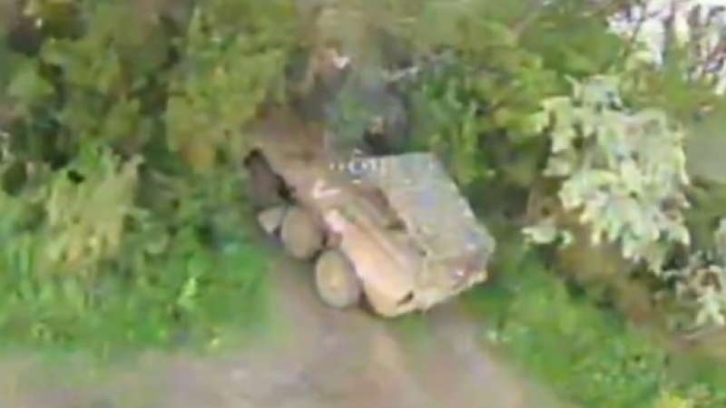 ВИДЕО от войната: Дрон-камикадзе на ВСУ удари рядък БТР-80 с ракетни установки