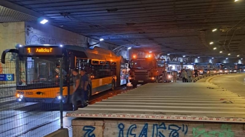 Транспортен ад: Страшно задръстване на пъпа на София, причината е... СНИМКИ