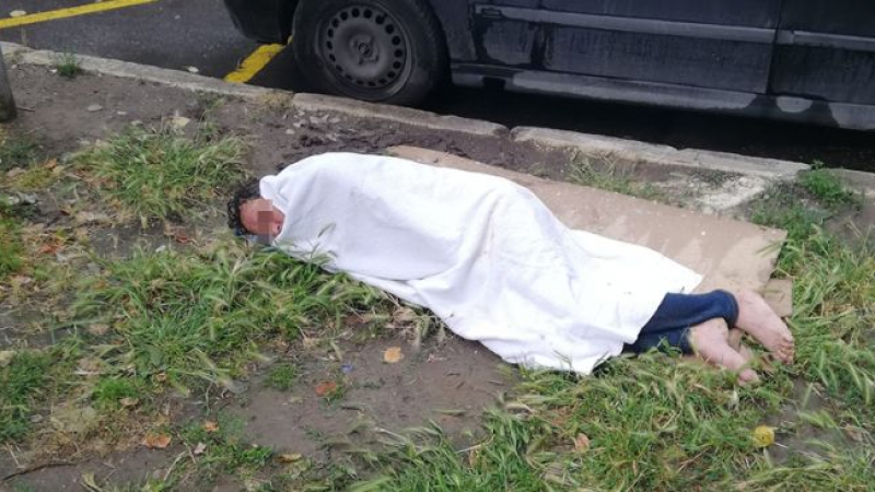 Потресаваща гледка в центъра на Варна, млад мъж лежи на земята СНИМКИ 