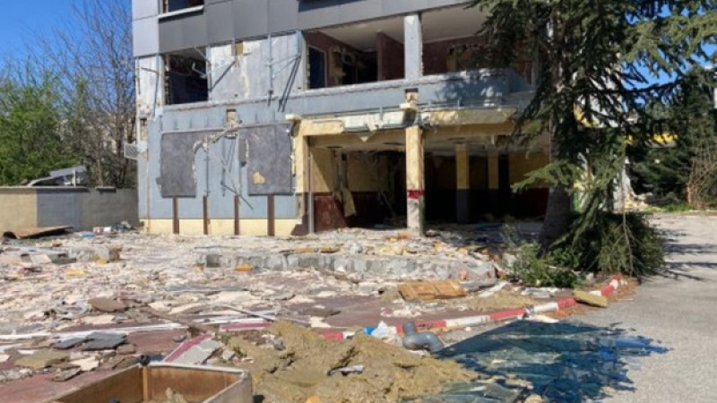 Багер руши прочут хотел, в който са пъшкали в синхрон редица поколения пловдивчани ВИДЕО