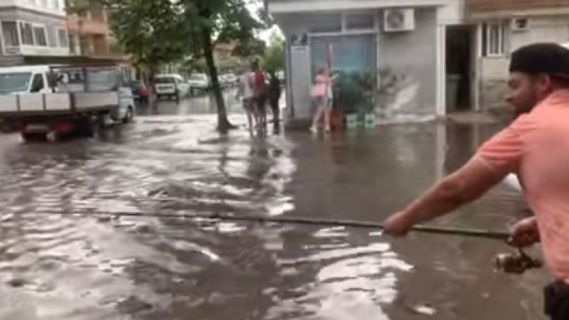 Библейски потоп удави Поморие, ентусиасти ловят риба направо на улицата ВИДЕО 