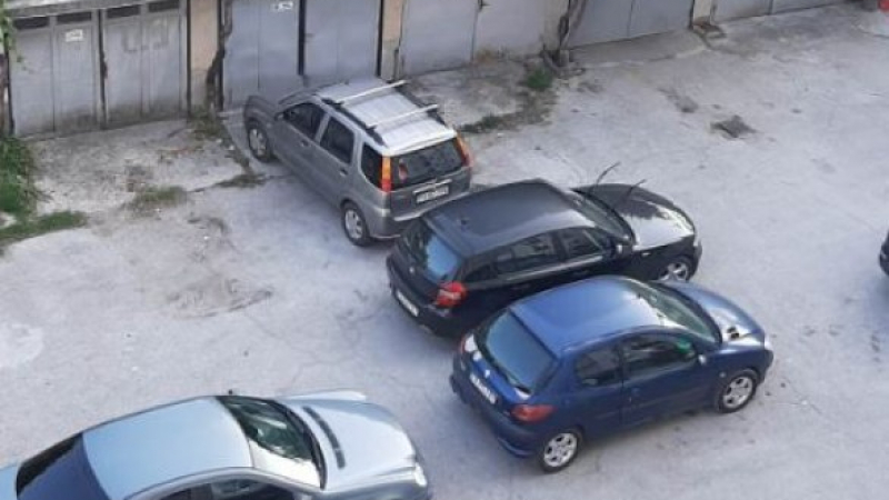 Разрешете пъзела: Жител на Пазарджик пита как да изкара колата си от паркинг СНИМКА 