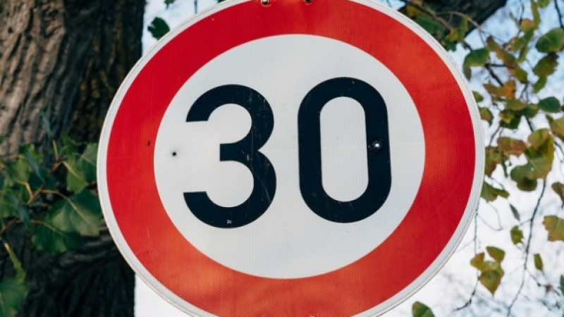 Известен адвокат обясни защо ограничението от 30 км/ч за колите е по-опасно от 50 км/ч