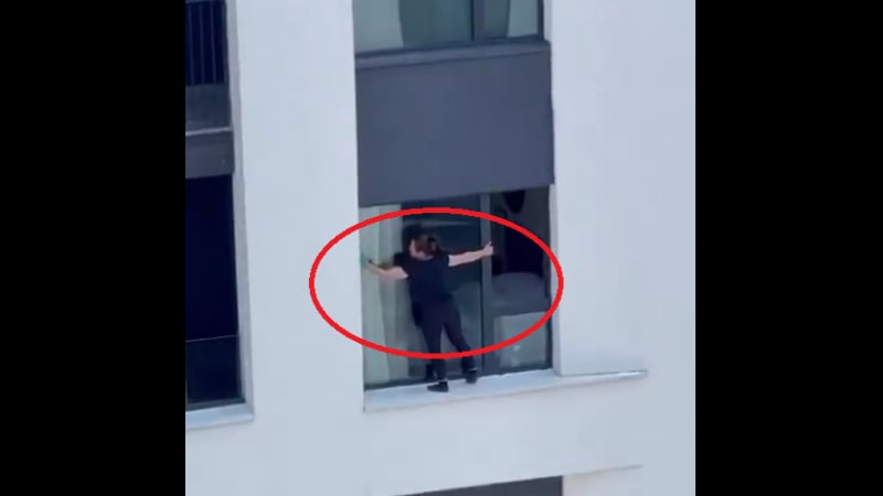 Тази жена излезе на прозореца на 11 етаж и за ужас на всички започна да... ВИДЕО
