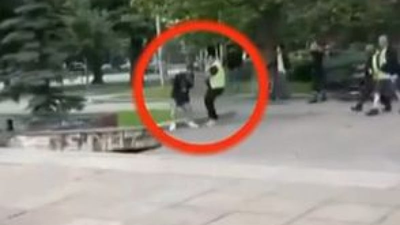 Охраната на "София Прайд" извади оръжие на младежи в парк и стана страшно ВИДЕО 18+