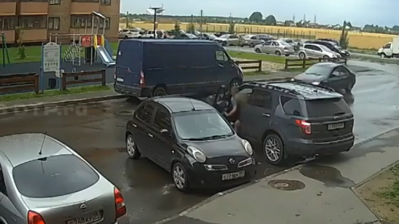 Зрелищни ВИДЕА: Шофьор паркира колата си, но след това всичко се обърка