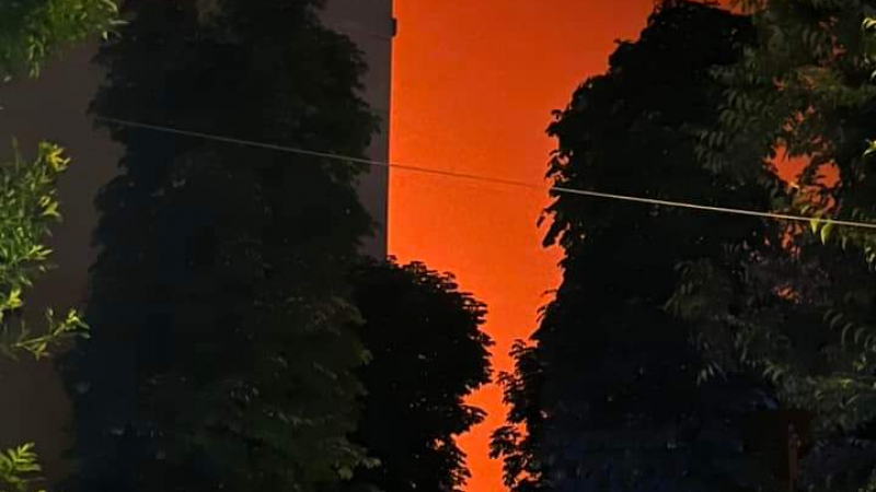 Адски взривове край Карнобат, небето пламна в червено чак до Бургас СНИМКИ