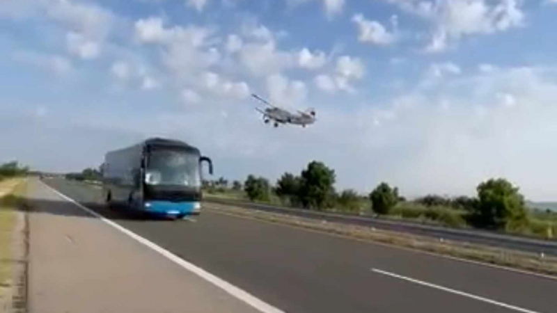 Опасна ситуация с малък самолет на АМ "Тракия", шофьорите изтръпнаха СНИМКИ 
