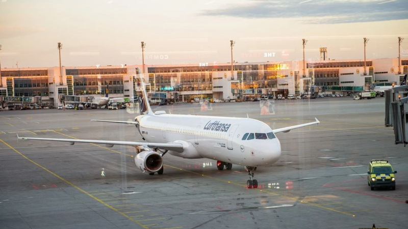 Гола и буйстваща: Паника на борда на самолет на Lufthansa заради 27-годишна българска гражданка