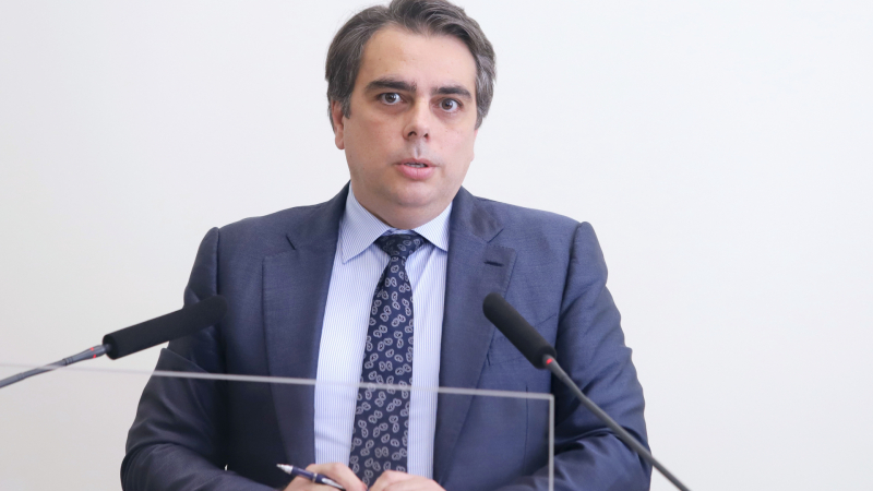 Асен Василев с първи думи за плановете на "Лукойл" да напусне България