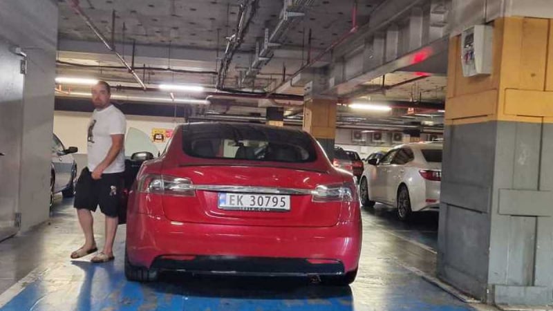 Дава ли ви повече права от другите шофьори покупката на Tesla? СНИМКА 