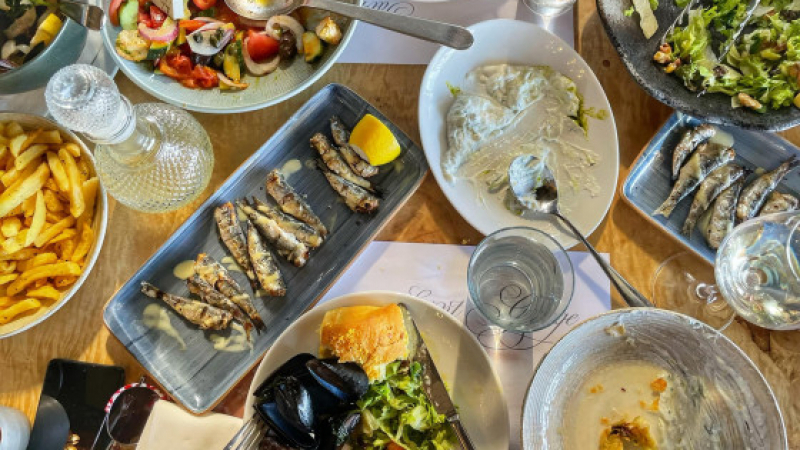 Засрамих се: Българка показа какви вкусотии има в гръцки ресторант за без пари СНИМКИ