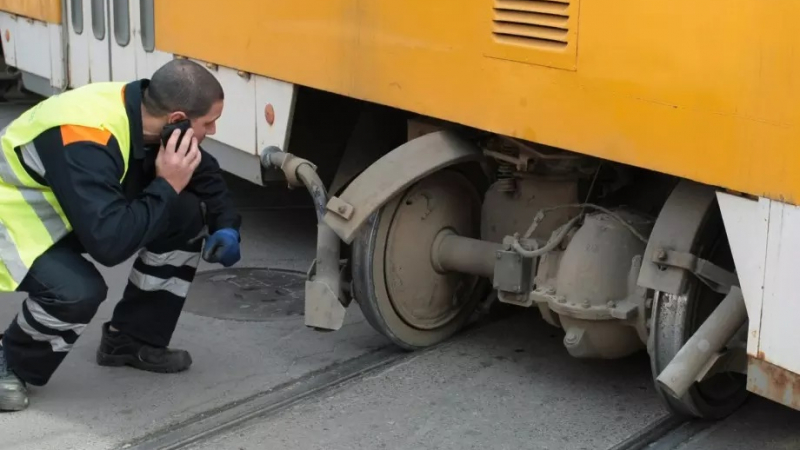 Кола взе на таран трамвай на пъпа на София СНИМКИ