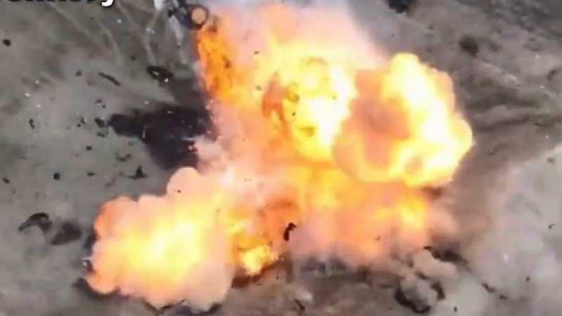 ВИДЕО от войната: Руски танкове и дронове унищожават пикапи на ВСУ