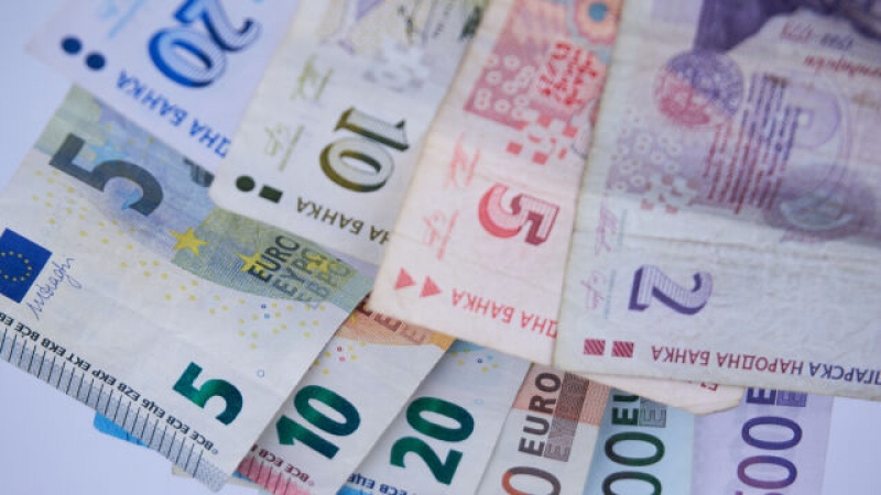 Експерти обясниха ще можем ли да плащаме в евро и левове в България докато ни приемат в еврозоната