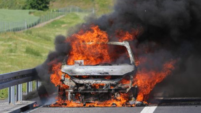 Зрелище: Жена скочи в движение от кола факла край Созопол, изгорели са...