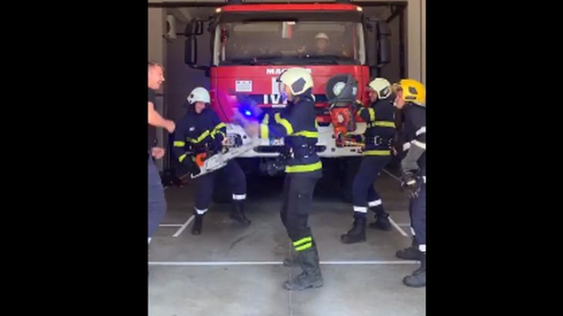 ВИДЕО: Танцуващи пожарникари с резачки в Кюстендил взривиха мрежата