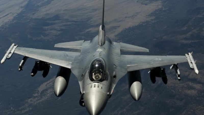 Адмирал от НАТО: Украйна няма да получи изтребители F-16, докато не приключи контранастъплението