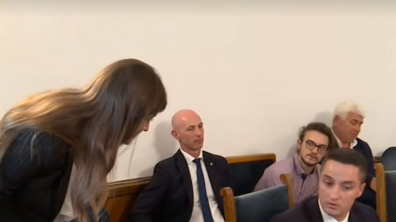Екшън в НС: Засукана депутатка на „Възраждане“ обвини Явор Божанков в секс шантаж, последваха удари и...