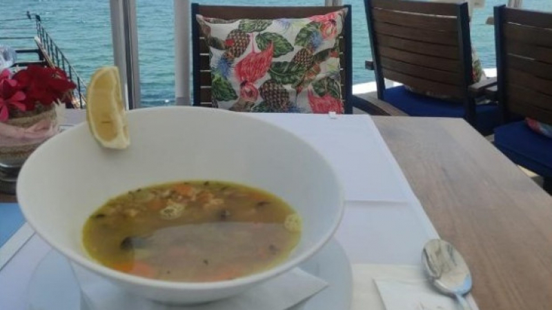 Не било чорба, а супа: Чудати обяснения за скъпарското рибено ястие в Созопол