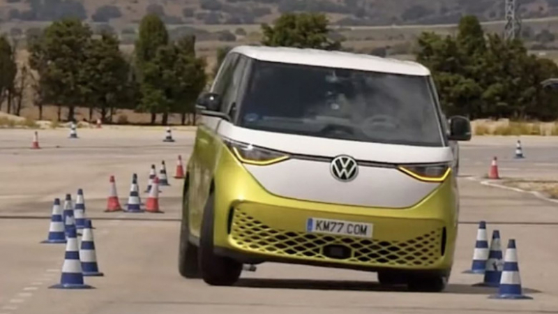 "Хипи вана" на Volkswagen мина лосовия тест, ето как се справи ВИДЕО