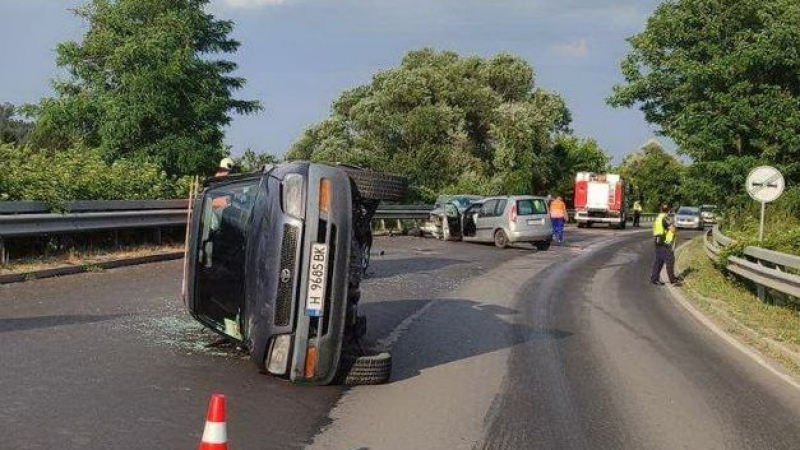 Зверска катастрофа в Шуменско! Шофьор удари челно две коли в насрещното СНИМКИ