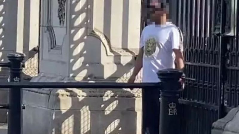 Мъж се закопча с белезници за Бъкингамския дворец, заплаши с нещо ужасно 